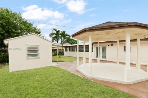 Casa en venta en Hialeah, Florida, 3 dormitorios, 136.94 m2 № 1398388 - foto 4