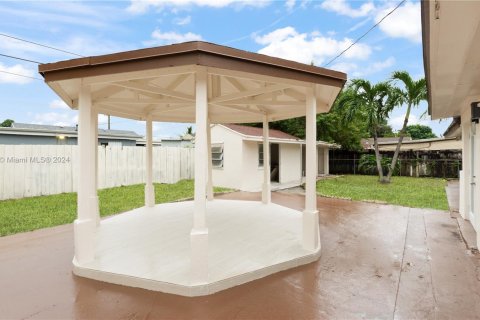 House in Hialeah, Florida 3 bedrooms, 136.94 sq.m. № 1398388 - photo 25