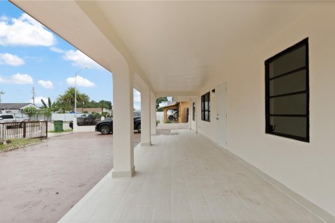 Villa ou maison à vendre à Hialeah, Floride: 3 chambres, 136.94 m2 № 1398388 - photo 16