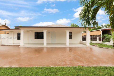 House in Hialeah, Florida 3 bedrooms, 136.94 sq.m. № 1398388 - photo 8