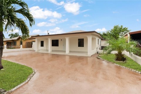 Casa en venta en Hialeah, Florida, 3 dormitorios, 136.94 m2 № 1398388 - foto 5