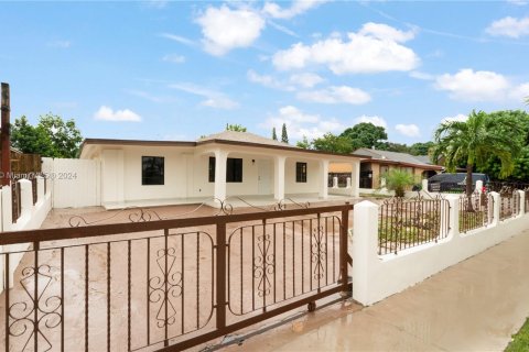 Casa en venta en Hialeah, Florida, 3 dormitorios, 136.94 m2 № 1398388 - foto 9