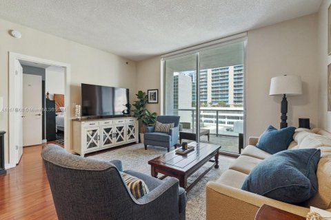 Condo in Miami, Florida, 1 bedroom  № 1398340 - photo 12