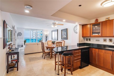 Condo in Miami Beach, Florida, 1 bedroom  № 1332021 - photo 2