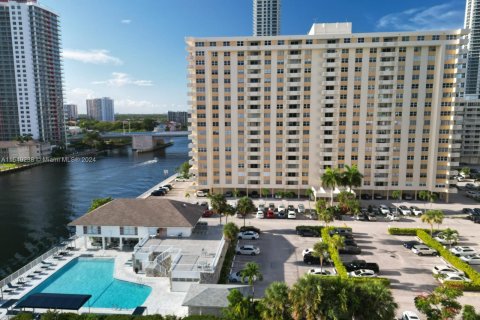 Copropriété à vendre à Hallandale Beach, Floride: 2 chambres, 102.19 m2 № 1331988 - photo 1