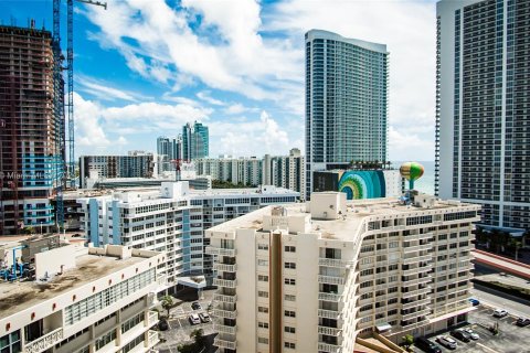 Copropriété à vendre à Hallandale Beach, Floride: 2 chambres, 102.19 m2 № 1331988 - photo 7