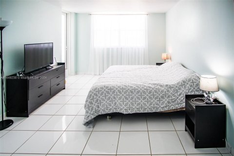 Condo in Hallandale Beach, Florida, 2 bedrooms  № 1331988 - photo 8