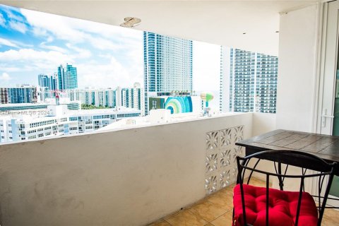 Condo in Hallandale Beach, Florida, 2 bedrooms  № 1331988 - photo 6