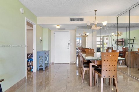 Condo in Sunny Isles Beach, Florida, 2 bedrooms  № 1236717 - photo 17