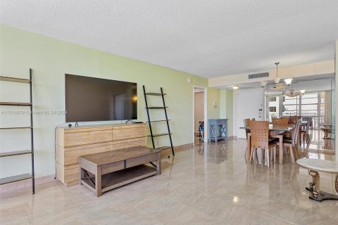 Condo in Sunny Isles Beach, Florida, 2 bedrooms  № 1236717 - photo 16