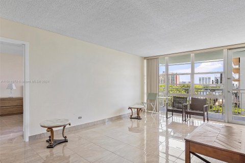 Condo in Sunny Isles Beach, Florida, 2 bedrooms  № 1236717 - photo 11