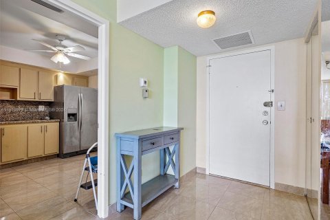 Condo in Sunny Isles Beach, Florida, 2 bedrooms  № 1236717 - photo 18