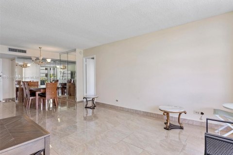 Condo in Sunny Isles Beach, Florida, 2 bedrooms  № 1236717 - photo 15