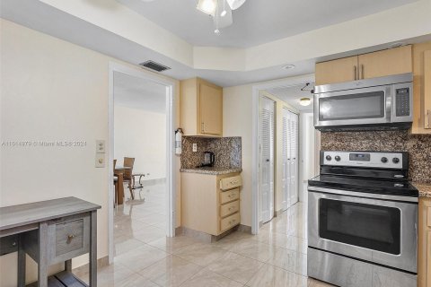 Condo in Sunny Isles Beach, Florida, 2 bedrooms  № 1236717 - photo 23