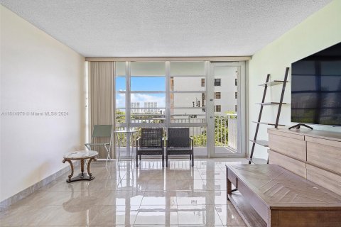 Condo in Sunny Isles Beach, Florida, 2 bedrooms  № 1236717 - photo 12