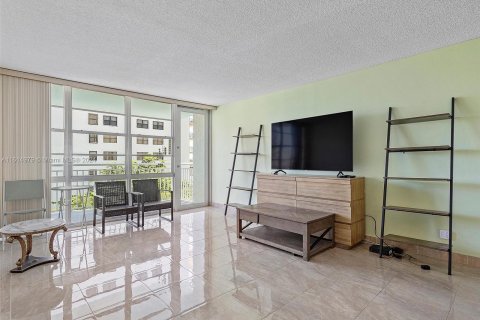 Condo in Sunny Isles Beach, Florida, 2 bedrooms  № 1236717 - photo 13