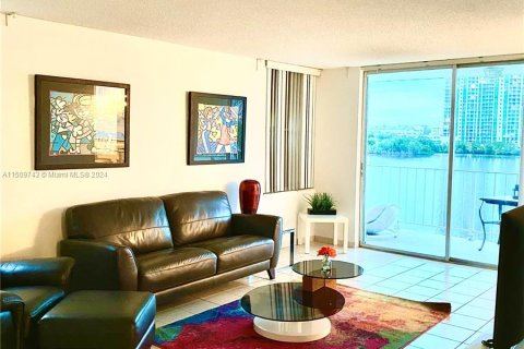 Condo in North Miami Beach, Florida, 2 bedrooms  № 933970 - photo 4