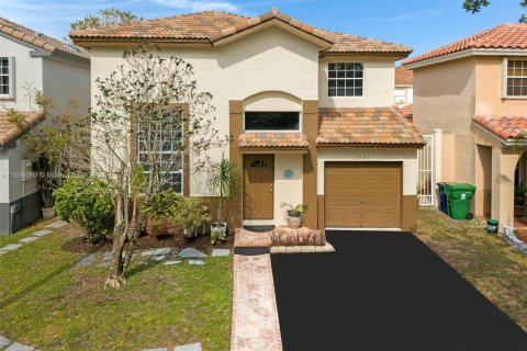 House in Cooper City, Florida 3 bedrooms, 143.26 sq.m. № 1117613 - photo 1