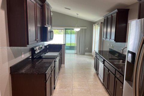 Casa en venta en Port Charlotte, Florida, 3 dormitorios № 802351 - foto 4