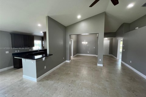 Casa en venta en Port Charlotte, Florida, 3 dormitorios № 802351 - foto 5