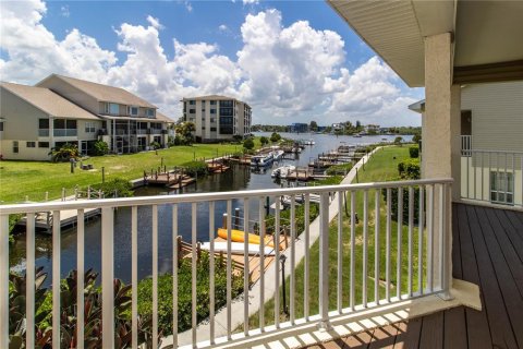 Townhouse in Port Richey, Florida 2 bedrooms, 117.8 sq.m. № 1286784 - photo 25