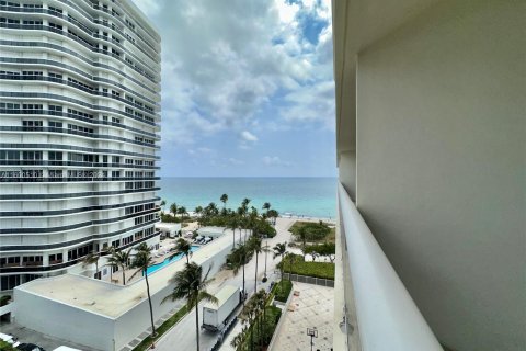 Condominio en venta en Surfside, Florida, 3 dormitorios, 162.58 m2 № 1215582 - foto 2