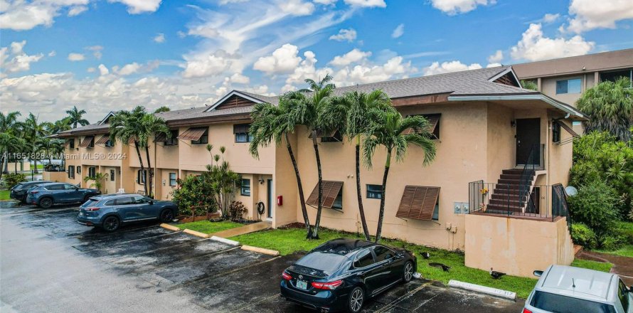 Condo in Hialeah, Florida, 3 bedrooms  № 1348036