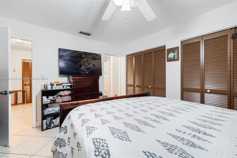 Condo in Hialeah, Florida, 3 bedrooms  № 1348036 - photo 12