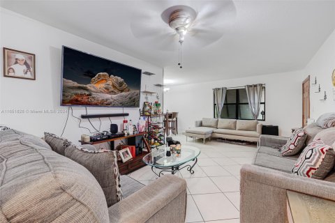 Condo in Hialeah, Florida, 3 bedrooms  № 1348036 - photo 15