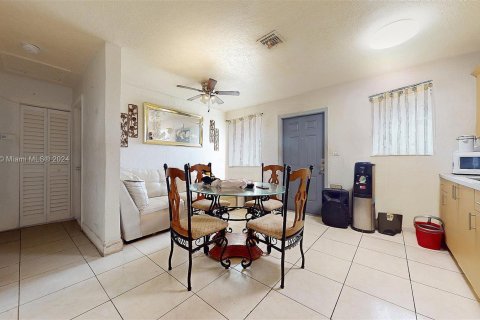 Immobilier commercial à vendre à Miami, Floride: 120.77 m2 № 1356631 - photo 6