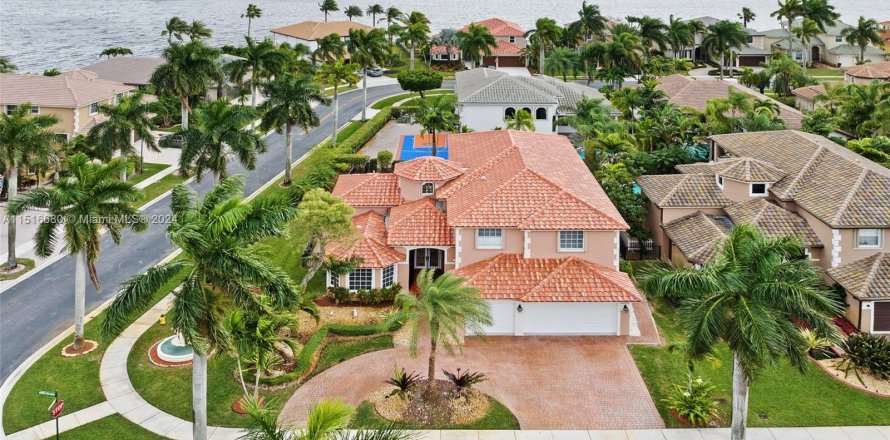 House in Miramar, Florida 6 bedrooms, 349.87 sq.m. № 974492
