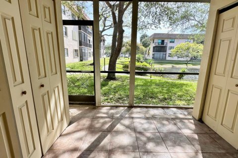 Condo in Tamarac, Florida, 2 bedrooms  № 1128014 - photo 15