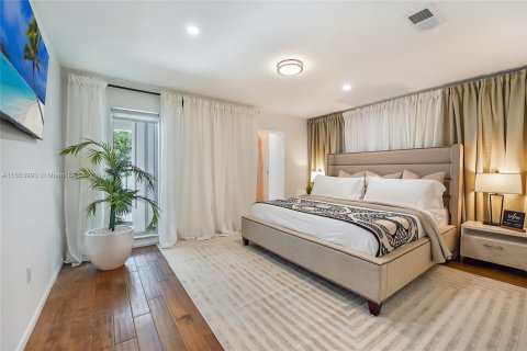 Casa en alquiler en Miami, Florida, 5 dormitorios, 386.38 m2 № 1351632 - foto 21