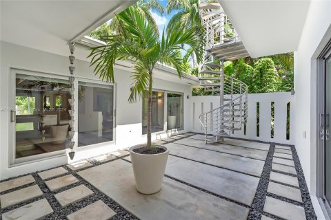 Villa ou maison à louer à Miami, Floride: 5 chambres, 386.38 m2 № 1351632 - photo 4