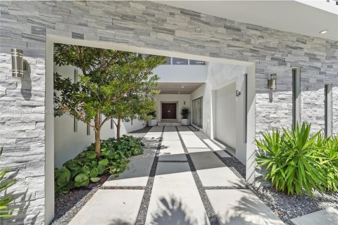 Villa ou maison à louer à Miami, Floride: 5 chambres, 386.38 m2 № 1351632 - photo 2