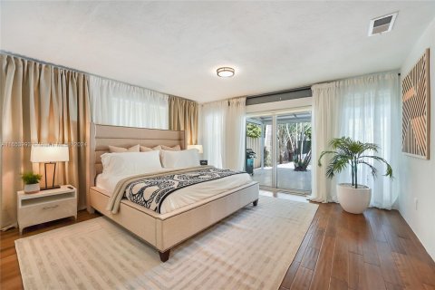 Casa en alquiler en Miami, Florida, 5 dormitorios, 386.38 m2 № 1351632 - foto 25