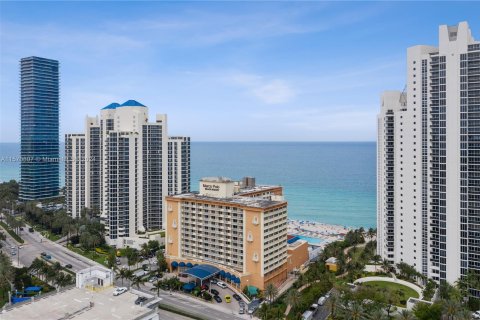 Hotel en venta en Sunny Isles Beach, Florida, 33.44 m2 № 1120914 - foto 1
