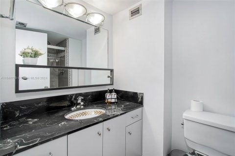 Condo in Aventura, Florida, 2 bedrooms  № 1327780 - photo 27