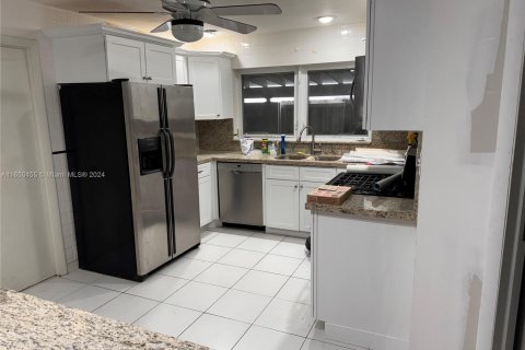 Casa en venta en Miami, Florida, 3 dormitorios, 149.76 m2 № 1332702 - foto 3