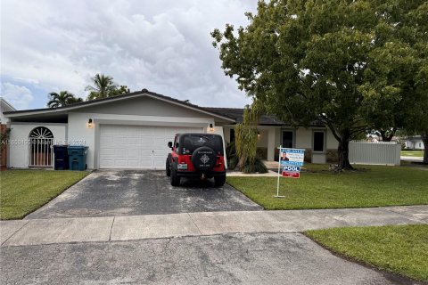 Villa ou maison à vendre à Miami, Floride: 3 chambres, 149.76 m2 № 1332702 - photo 1