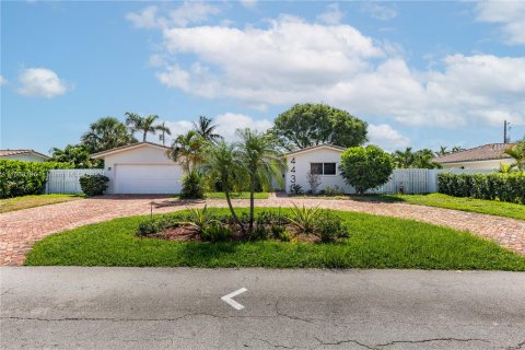 House in Lighthouse Point, Florida 3 bedrooms, 172.71 sq.m. № 1216846 - photo 1