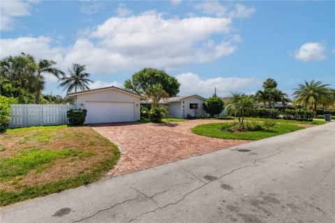 House in Lighthouse Point, Florida 3 bedrooms, 172.71 sq.m. № 1216846 - photo 27