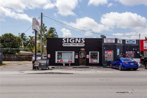Propiedad comercial en venta en Miami, Florida № 991297 - foto 3