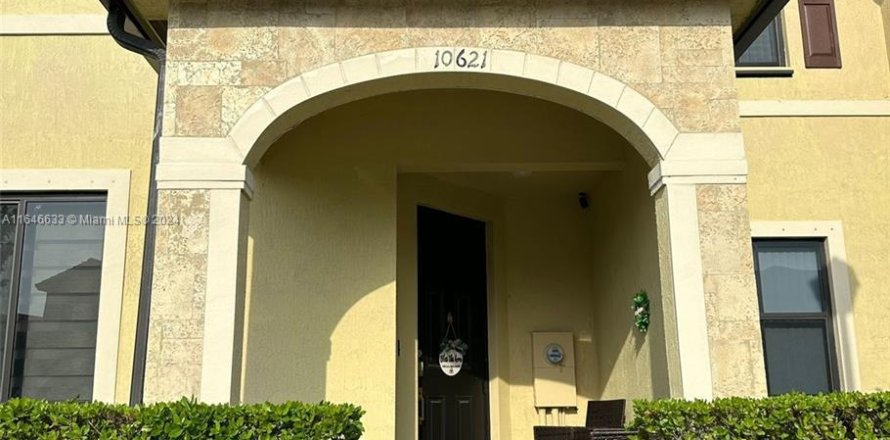 Townhouse in Hialeah, Florida 3 bedrooms, 153.29 sq.m. № 1329417