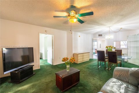 Condo in Pembroke Pines, Florida, 2 bedrooms  № 1348286 - photo 13