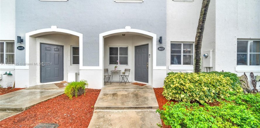 Townhouse in Homestead, Florida 2 bedrooms, 108.32 sq.m. № 1281932