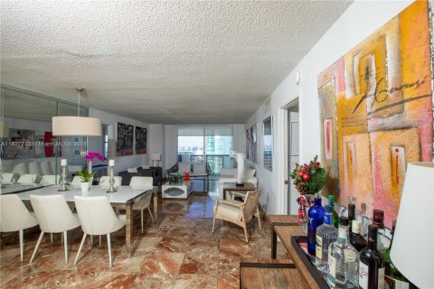 Copropriété à vendre à Miami Beach, Floride: 2 chambres, 118.91 m2 № 1281883 - photo 8