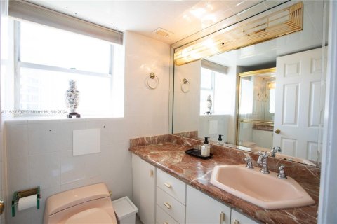 Condo in Miami Beach, Florida, 2 bedrooms  № 1281883 - photo 20