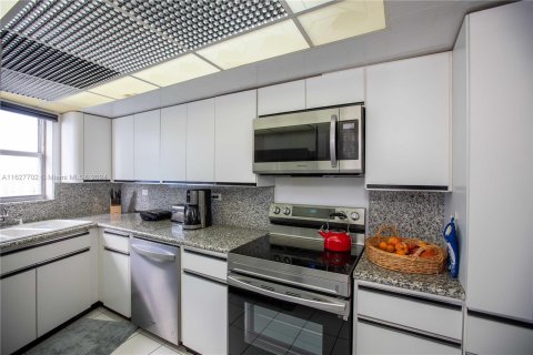 Condo in Miami Beach, Florida, 2 bedrooms  № 1281883 - photo 13