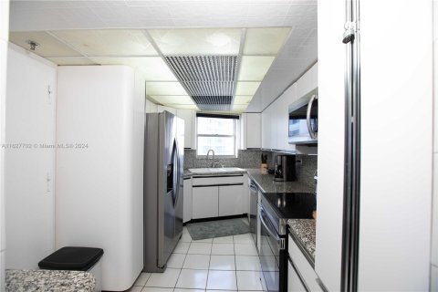 Condo in Miami Beach, Florida, 2 bedrooms  № 1281883 - photo 12